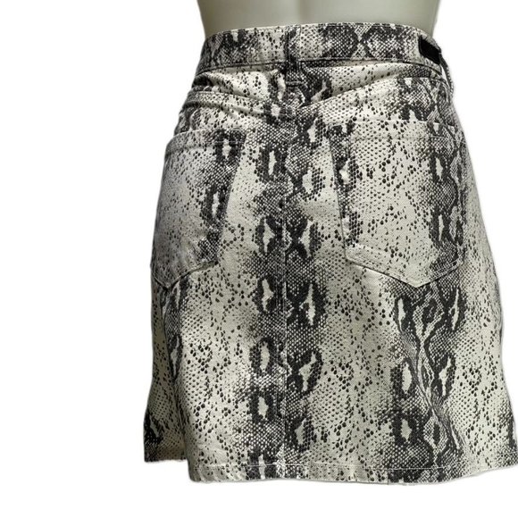 BLANK NYC Skirt B&W Reptile Print Denim Mini 5 pocket Styling Women's Size 29 - Picture 2 of 12